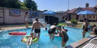 Opaľovanie sa na nafukovacom koliesku na vode bolo ako relax