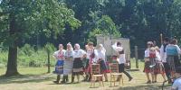 program spríjemnil folklórny súbor z Cerovej vystúpením „Späť ku koreňom“