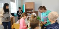 Klientky nadšene ukazovali svoje výrobky žiakom.