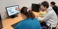 Klienti počas aktivity "Škola digitálnej gramotnosti"